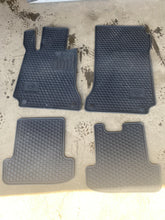 Load image into Gallery viewer, 1985 MERCEDES 300SD W126